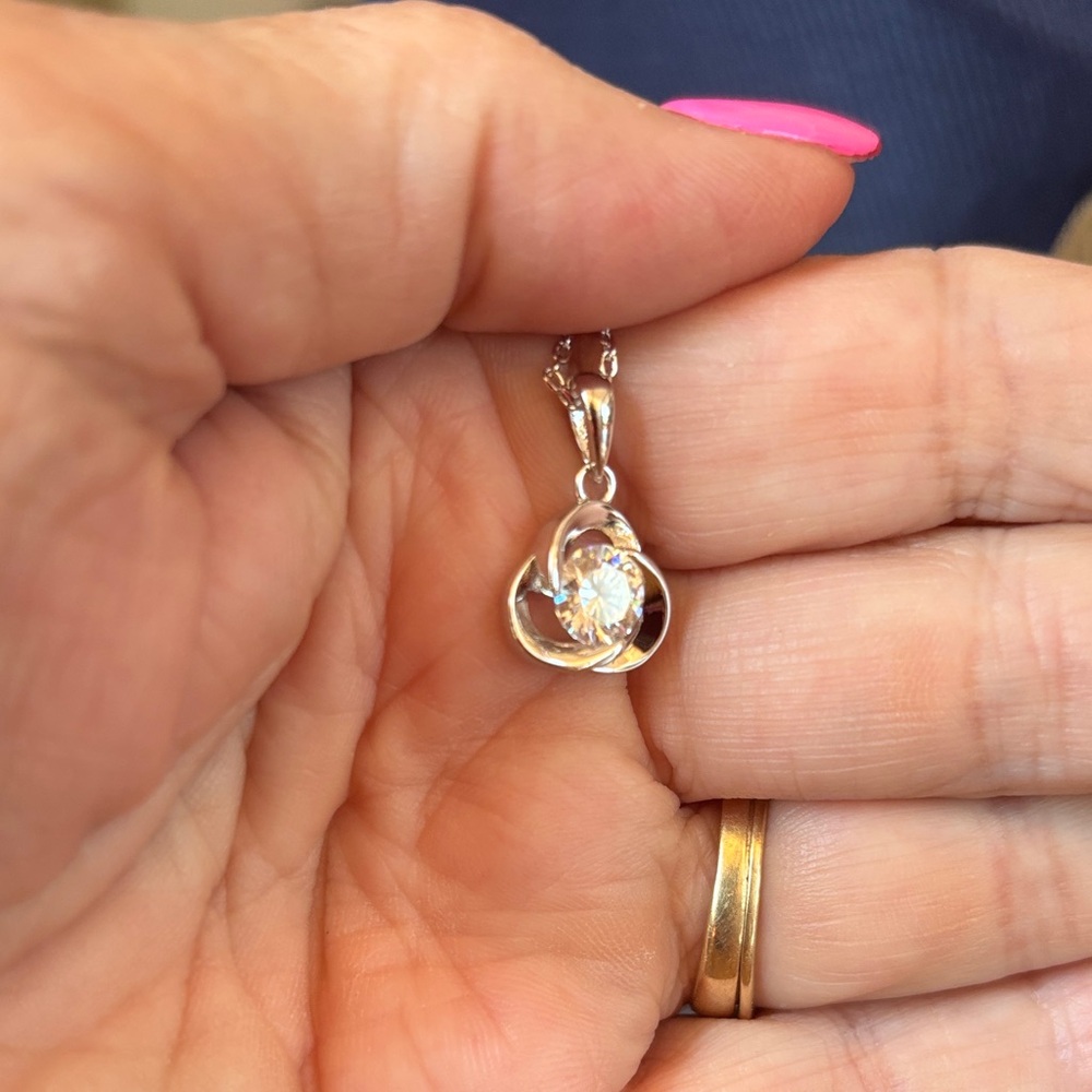 Elegant Moissanite Silver Pendant Necklace 1 ct. complete with GRA - Picture 4 of 5
